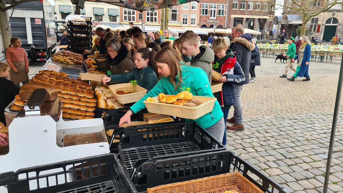 Timgeluk's tweet photo. Geweldige sfeer en gezelligheid bij het Goudse Paasontbijt. Met een groepje raadsleden en heel veel andere vrijwilligers hebben we duizenden mensen verwelkomd op de Markt. #gouda #paasontbijt https://t.co/DuHvHX9Uns