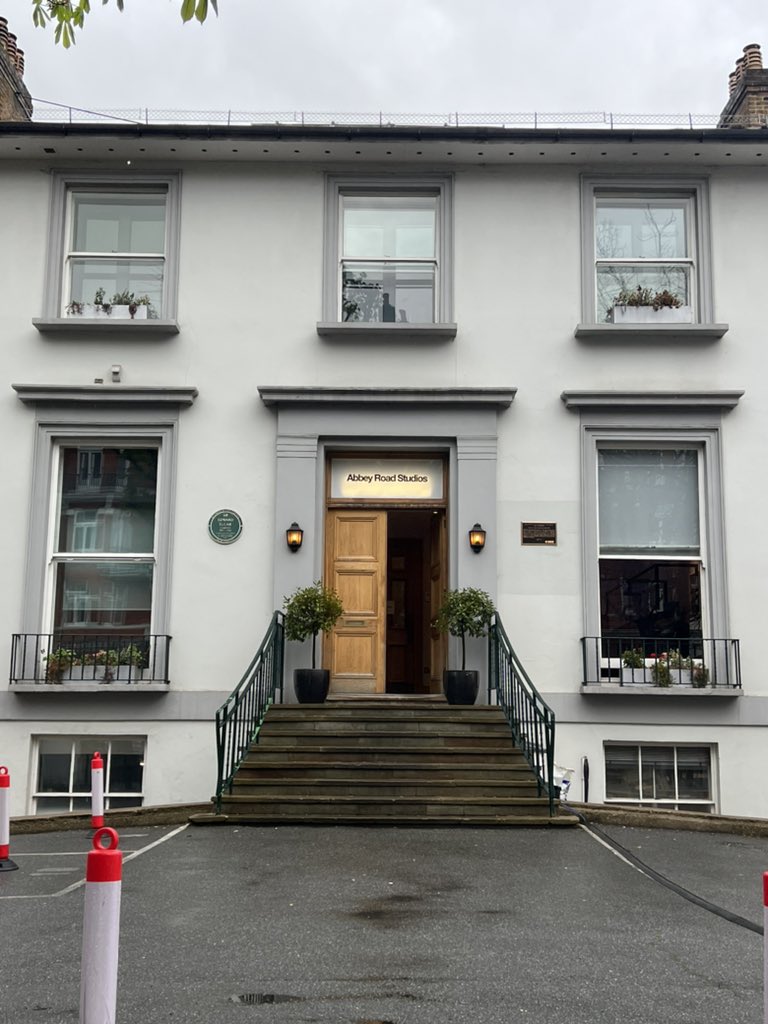 H_Orlandi's tweet photo. Had to stop by Abbey Road Studios and the crosswalk. #AbbeyRoad #funinLondon https://t.co/zoZ1Ze2Lhl
