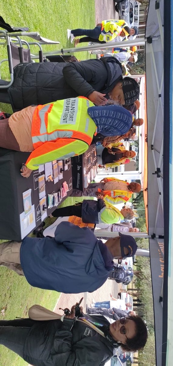 Lisa Mangcu Deputy Minster of Transport interacting with motorists @ Gasmere 1stop Engen. ^JB^ @JoburgMPD @MyJRA @GP_CommSafety #OneLifeTooMany @CityofJoburgZA
#SaferJoburg #JoburgRoadSafety