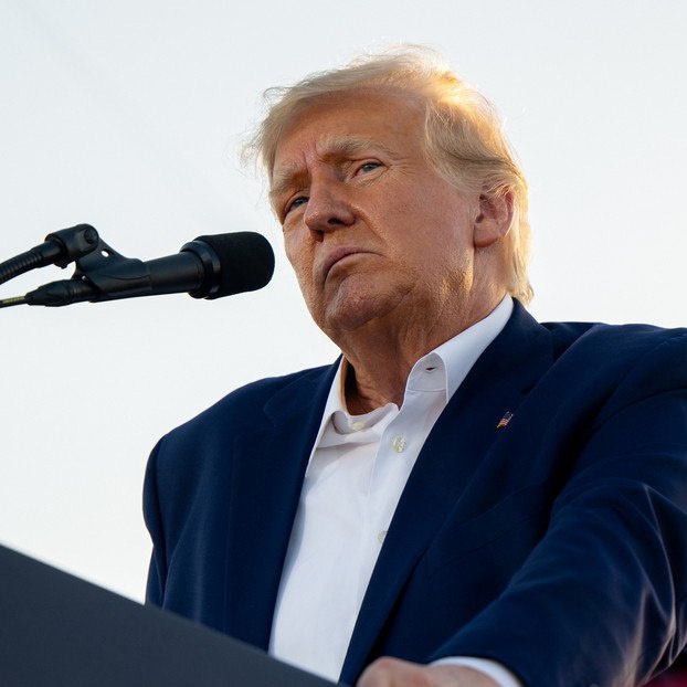 ElNecio_Cuba's tweet photo. 👇 TENDRÁ RAZÓN?
🇺🇸 Trump: "Estamos perdiendo nuestro estándar monetario y terminaremos en la Tercera Guerra Mundial"
📌 El expresidente de Estados Unidos, Donald Trump, advirtió que el mundo no está lejos de que estalle una Tercera Guerra Mundial y criticó a la Administración de su sucesor en la Casa Blanca, Joe Biden, por su política exterior y por su poca capacidad para enfrentar los problemas internos del país.
📌 El republicano que desea llegar nuevamente a la Casa Blanca advirtió que Washington terminará involucrado en un conflicto bélico de escala global gracias a las acciones del actual mandatario, Joe Biden.
🗨 "Estamos perdiendo nuestro estándar monetario y terminaremos en la Tercera Guerra Mundial con esta gente perversa, pero muy estúpida, a cargo", escribió el expresidente en la red social Truth Social, que impulsó luego de ser dado de baja de Twitter.
📎 Sputnik Mundo