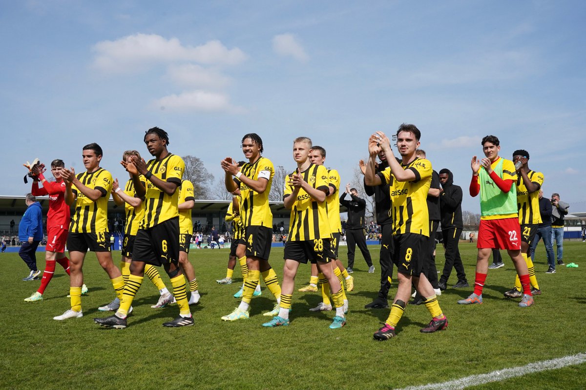 BVB's tweet image. 👏 für einen ersten Schritt! 👟

#BVBU19 #BSCBVB 0:4