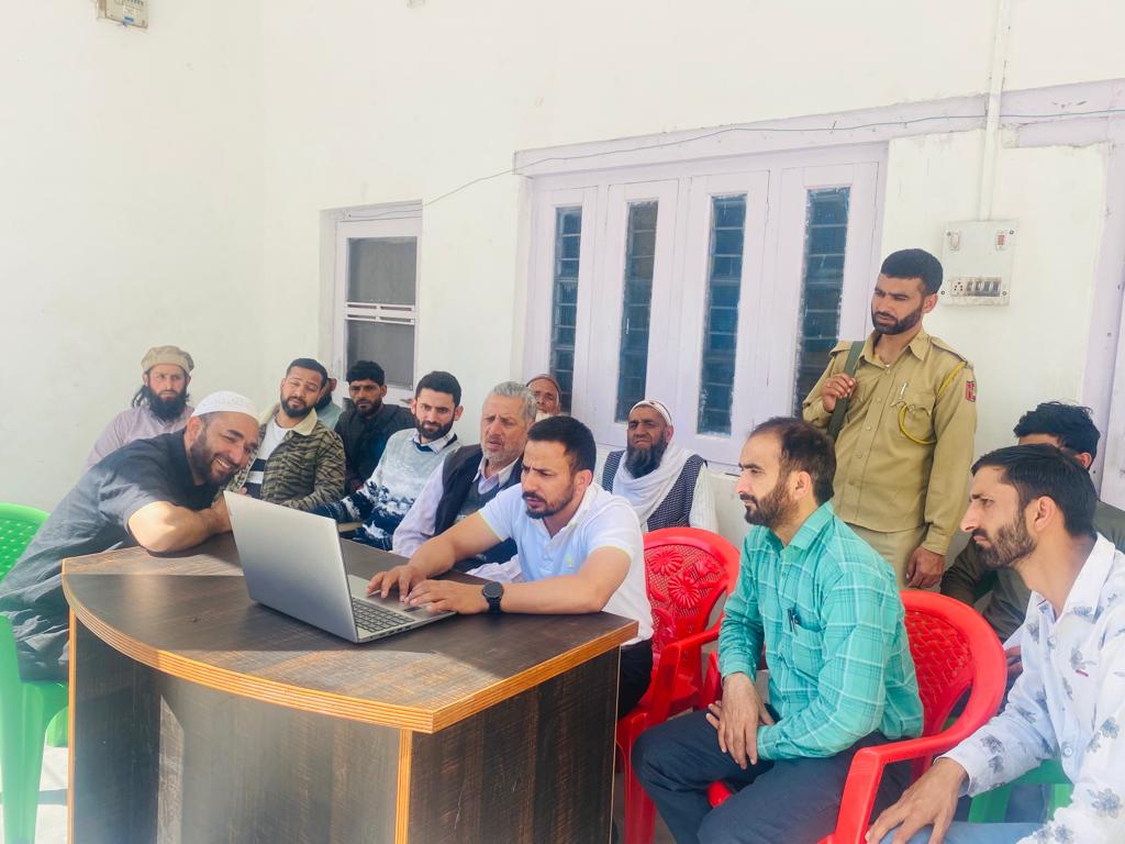 revenuejnk's tweet image. Tehsildar Kahara, District Doda demonstrating use of jkrevenue.nic.in to the people of Panchayat Daryouth so that they can access services conveniently from the comfort of their homes
@dr_piyushsingla @diprjk @DistrictDoda