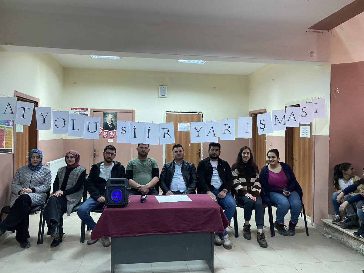 AtyoluO's tweet photo. Okulumuzda şiir okuma yarışması düzenlendi. Öğrencilerimiz şiirlerini seslendirdiler. Dereceye giren öğrencilerimizi tebrik ederiz. @ErbapE @skaygusuz @i_bagriyanik @Erzurum_Mem #ERBAP https://t.co/wMzQITyreK