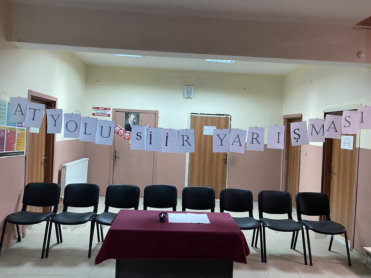 AtyoluO's tweet photo. Okulumuzda şiir okuma yarışması düzenlendi. Öğrencilerimiz şiirlerini seslendirdiler. Dereceye giren öğrencilerimizi tebrik ederiz. @ErbapE @skaygusuz @i_bagriyanik @Erzurum_Mem #ERBAP https://t.co/wMzQITyreK