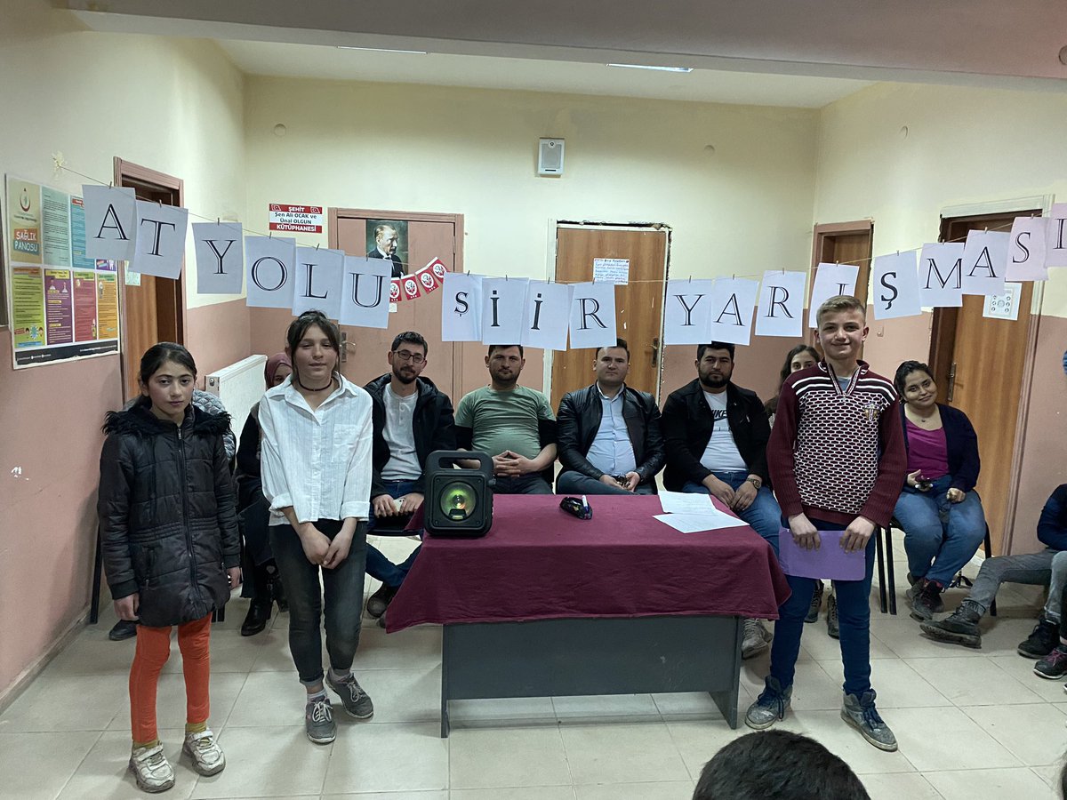 AtyoluO's tweet photo. Okulumuzda şiir okuma yarışması düzenlendi. Öğrencilerimiz şiirlerini seslendirdiler. Dereceye giren öğrencilerimizi tebrik ederiz. @ErbapE @skaygusuz @i_bagriyanik @Erzurum_Mem #ERBAP https://t.co/wMzQITyreK