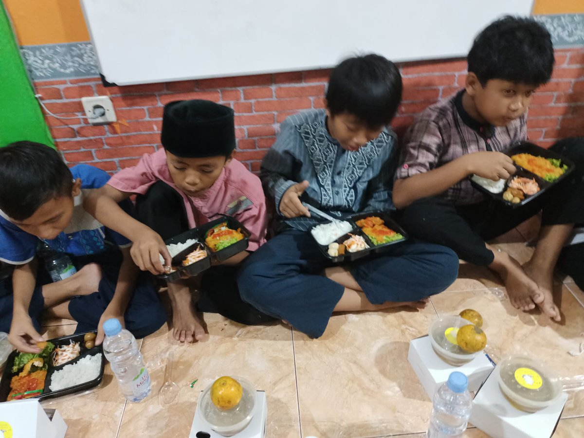 Renzenproject's tweet photo. Moment kegiatan anak-anak panti selama acara renjun birthday project ini berlangsung. (5) https://t.co/JQz1zv8Spa