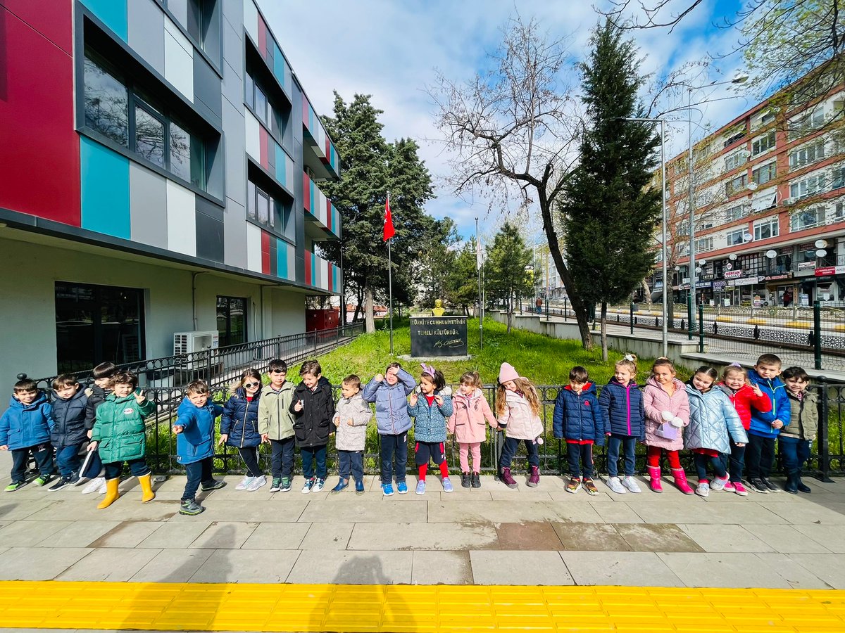 tededirnekoleji's tweet photo. #TEDEdirneKoleji Anaokulu öğrencilerimiz Edirne İl Halk Kütüphanesine giderek Çocuk Kitapları Bölümünü ziyaret ettiler. Kitapları incelediler ve kitap temizleme cihazını görme fırsatı elde ettiler. Çocuklar edebiyatla ilk bağlarını kurdukları kitaplar sayesinde sözcük kazanımlarını çoğaltır, dinleme - d��şünme becerilerini geliştirir, ilgilerini çeken konulara yönelir, duygu dünyalarını ve yaratıcılıklarını zenginleştirirler. Kütüphanelere üye olarak çocuklarımız ile birlikte yepyeni dünyalar keşfedebiliriz. 📚📖