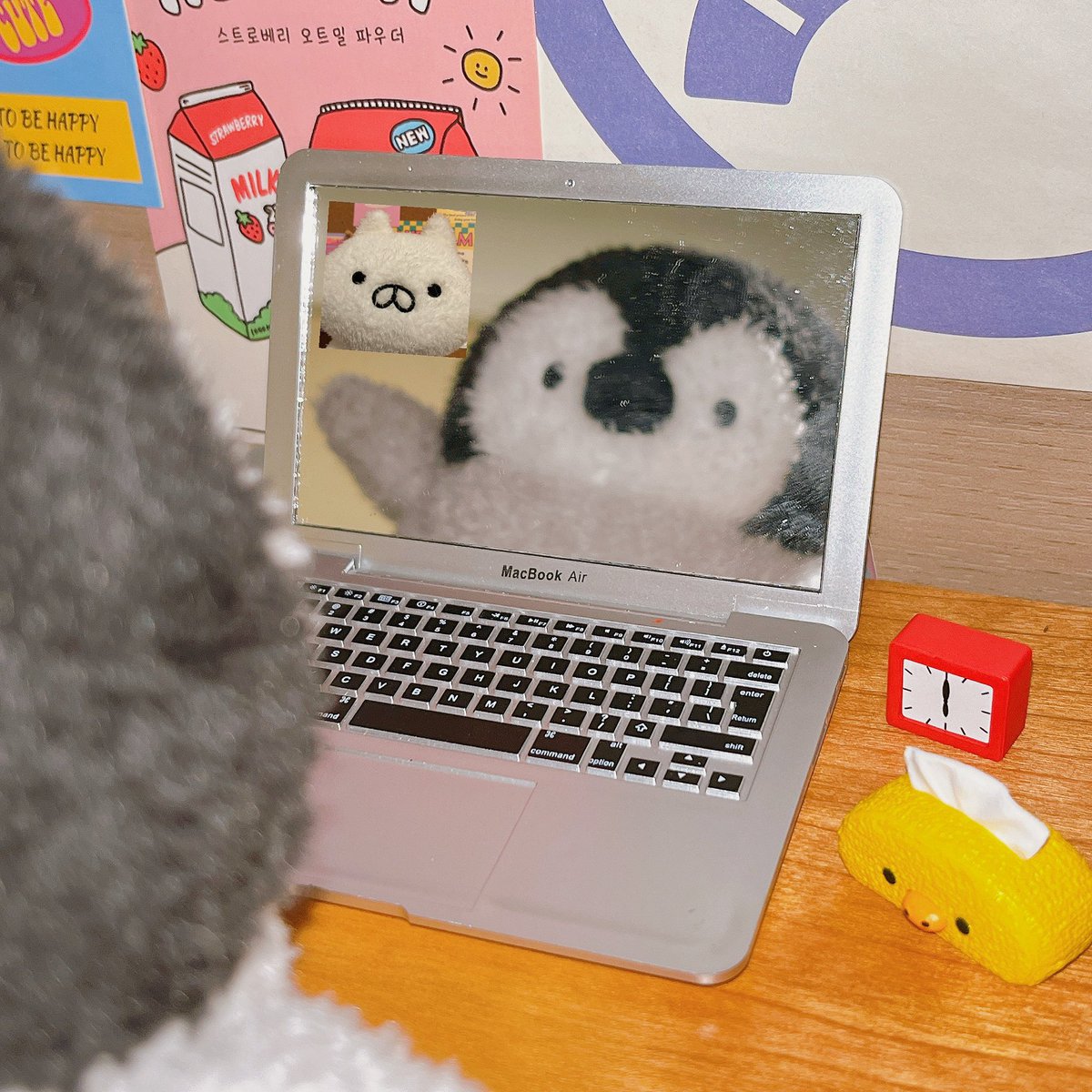 alululu0706's tweet photo. 彼らはビデオ通話中です。
🐧：今日おにぎりを食べました。
🐱：私もそうです。
#ねこぺん日和 https://t.co/0JMAmsgy1i