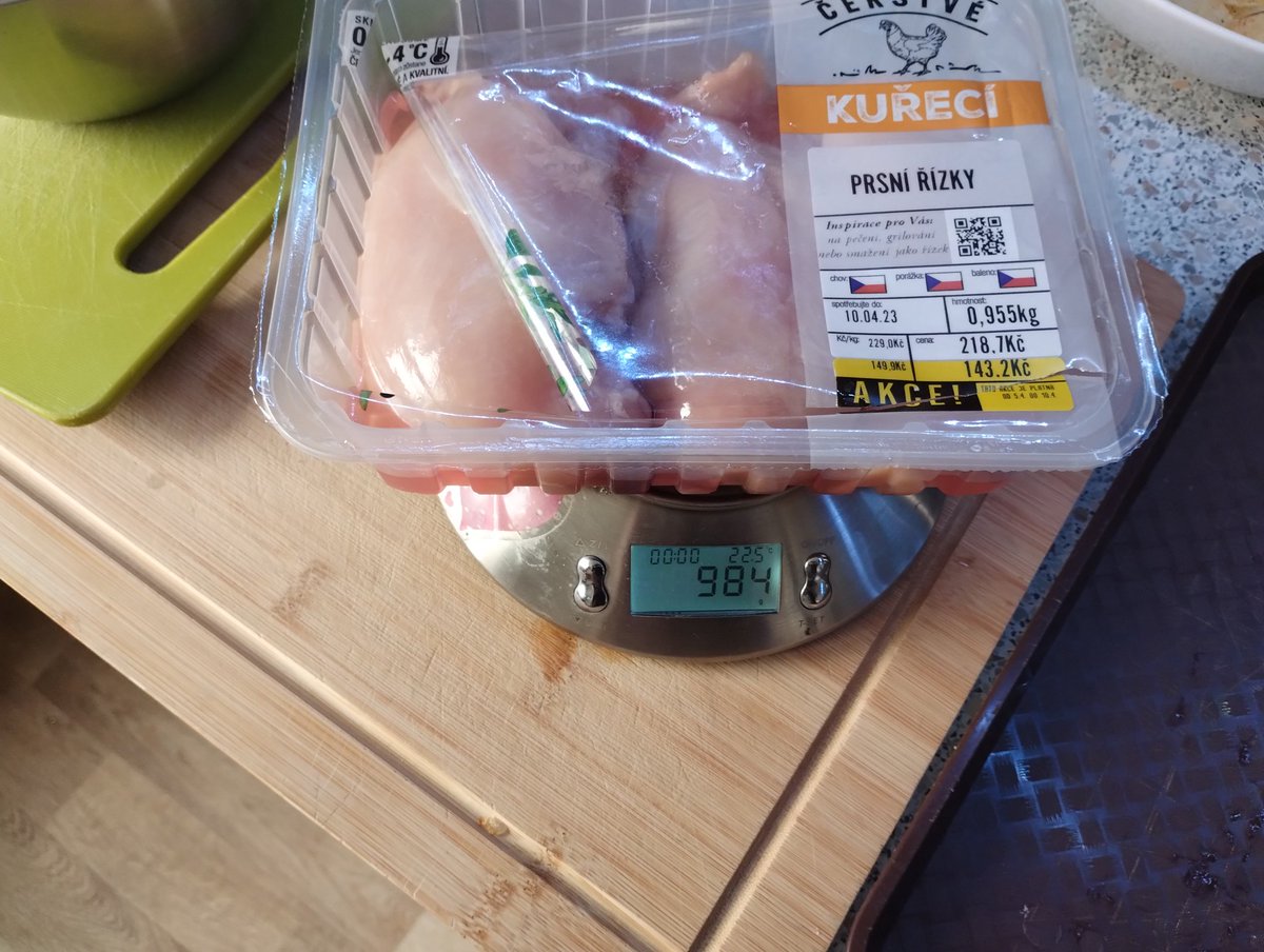 LenkaRode's tweet photo. @albertcesko 
Nemůžu říct, že bych byla překvapená, ale toto je poslední kapka.
Ve středu jsem koupila kureci prsa v akci, zamrazila. V sobotu, po rozmražení, jsem zjistila, že jsem koupila nejen kureci prsa, ale i vodu k tomu, a ne málo!
Že by šizení spotřebitele? https://t.co/SJa2RWFlG3