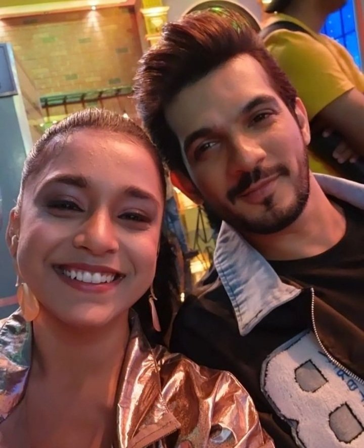 #SumbulTouqeerKhan alongside KKK11 winner #ArjunBijlani on the sets of Entertainment Ki Raat Housefull.

Just imagine if we get to see them together as a jodi in some upcoming daily soap 😍😍😍😍