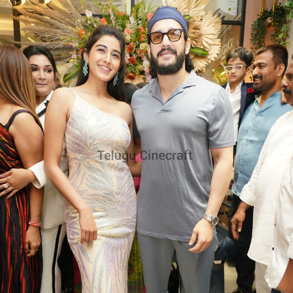 TCinecraft's tweet photo. Handsome #Akhilakkineni snapped at salon opening in Hyderabad

#south #tollywoodcelebs
#southcelebs
@akkineniakhil @dirsurenderreddy @deepa_surender_reddy @_vaidyasakshi @TCinecraft #TCinecraft https://t.co/JYKLBX2re4