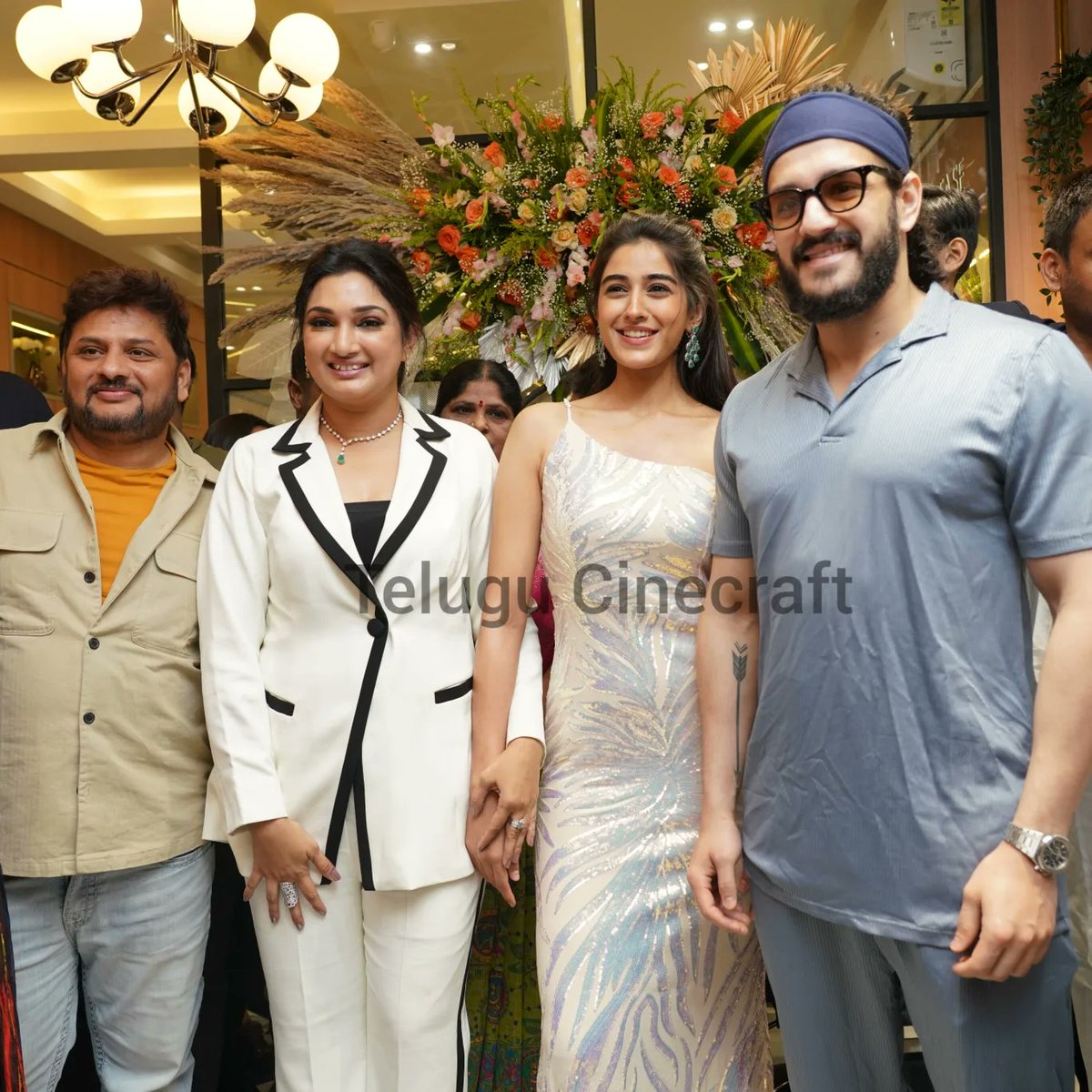 TCinecraft's tweet photo. Handsome #Akhilakkineni snapped at salon opening in Hyderabad

#south #tollywoodcelebs
#southcelebs
@akkineniakhil @dirsurenderreddy @deepa_surender_reddy @_vaidyasakshi @TCinecraft #TCinecraft https://t.co/JYKLBX2re4