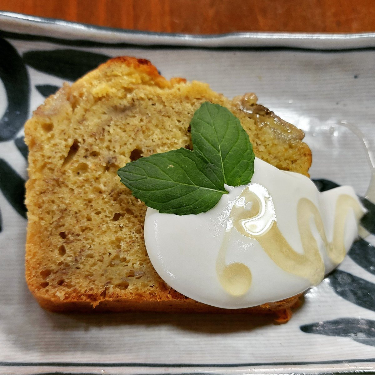 arakicleaning's tweet photo. バナナのパウンドケーキ
ふわふわに仕上がりました。
フィグパンのパン教室の応用です。
生クリームは10％の甘さ。
蜂蜜をたらす。
ミントを添える。
っぽくなる。
 #手作りお菓子 https://t.co/z1XfnSyvie