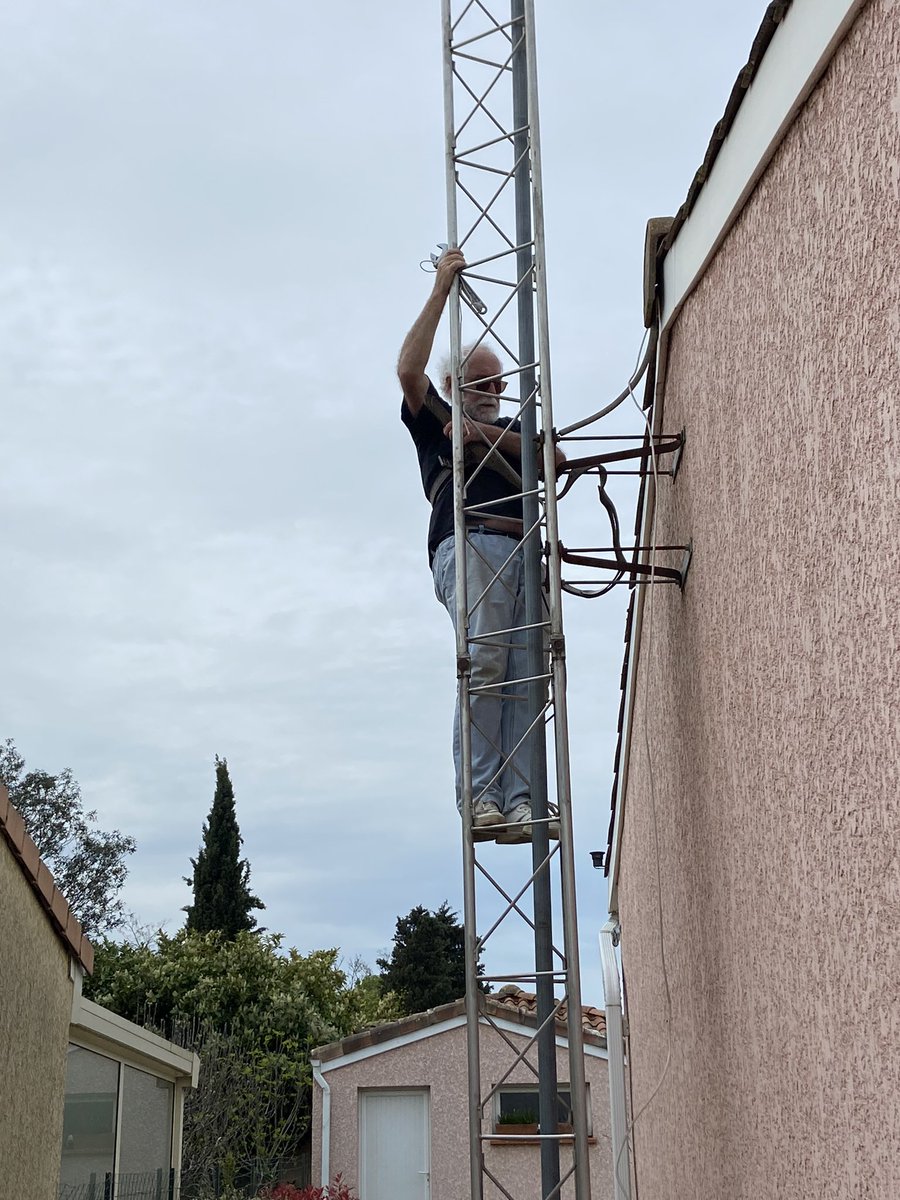 Une page se tourne. Après les antennes , démontage du pylône. De nouvelles aventures peut être Merci à F6GUS (bernard) pour le coup de main