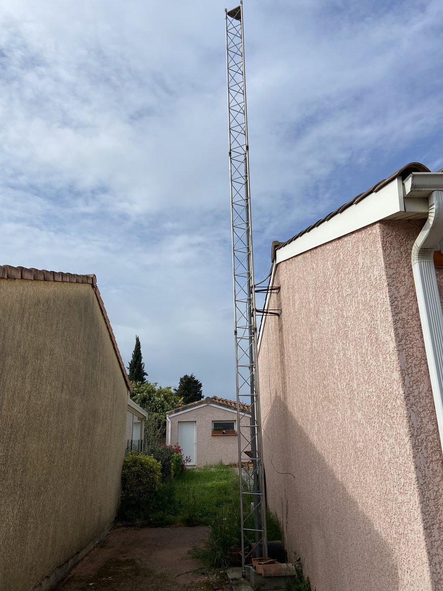 f1jrv's tweet photo. Une page se tourne.
Après les antennes , démontage du pylône.
De nouvelles aventures peut être
Merci à F6GUS (bernard) pour le coup de main https://t.co/hphmMnYalk