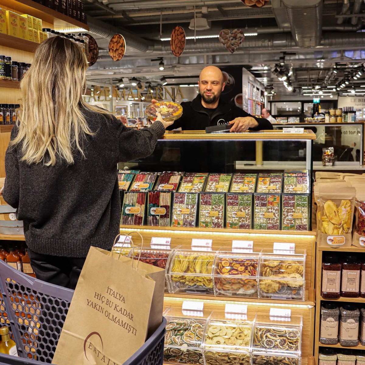 Eataly'de yer alan Mercatino delle Spezia bölümünü ziyaret ettiniz mi?

1880'li yıllardan beri baharat, çay, kuru yemiş ve kuru meyve dünyasında farkın tadını sofralarımızla buluşturan Hayfene, Eataly'de de hem Türk hem de İtalyan mutfağına lezzet katıyor.

#eatalytr