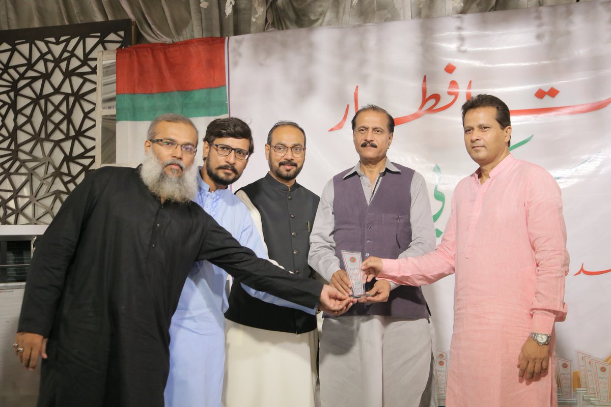 APMSOOfficial's tweet photo. سیکٹر بی "اے پی ایم ایس او" کی جانب سے دعوتِ افطار کا اہتمام کیا گیا

رابطہ کمیٹی کی جانب سے سیکٹر بی کے سابقہ ذمہ داران کو اُن کی تحریک کے لئے خد��ات سرانجام دینے پر شیلڈ پیش کی گئی۔ https://t.co/EgjgpS4e8o