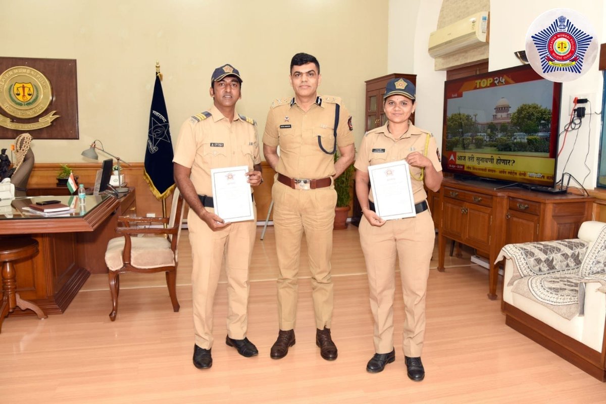 MumbaiPolice's tweet photo. The cops caught "fake" cops!

The police of Santacruz PS caught 2 Accused who had escaped with 2 gold bangles worth RS 122,000/- by keeping them in a bag, pretending to be policemen and seized the property.

Appreciated by JT.CP (L&amp;O) https://t.co/syGUUZ9NqF