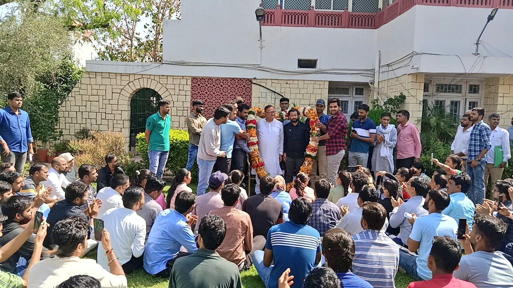 nkchoudhary0691's tweet photo. धन्यवाद @TheUpenYadav और @TheDeepeshJJN भाई आप लोगों ने #ओनली_काउंसलिंग वाले भाई बहिनों का दर्द @DrBDKallaINC जी के सामने रखा और रिजल्ट यह निकला की #शिक्षामंत्री जी जल्द ही  शपथ पत्र के साथ जोइनिंग का आदेश जारी करने वाले है 🙏🏻 @SukhveerHooda  @Akey_RJ18
@mukeshjyani3011 https://t.co/C9ZcU6b5BD