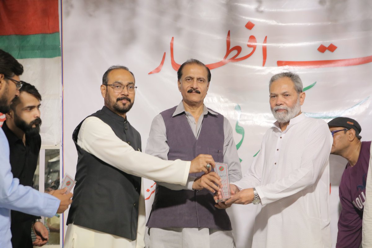 APMSOOfficial's tweet photo. سیکٹر بی "اے پی ایم ایس او" کیجانب سے دعوت افطار کا اہتمام کیا گیا

دعوتِ افطار میں مختلف کالجز کے پرنسپل اور پروفیسرز نے شرکت کی جس میں پرنسپل جوہر ڈگری کالج نعیم خالد، پرنسپل پرئیمیر کالج احسن خورشید، پرنسپل سیفی کالج منظہر عباس، پروفیسر اقبال خان سمیت دیگر اساتذہ نےبھی شرکت کی https://t.co/53URCUSZ21