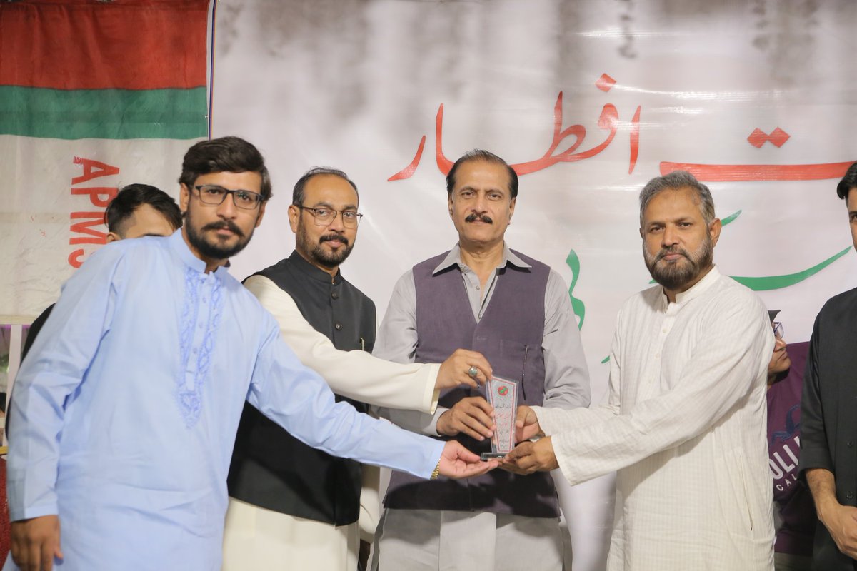 APMSOOfficial's tweet photo. سیکٹر بی "اے پی ایم ایس او" کیجانب سے دعوت افطار کا اہتمام کیا گیا

دعوتِ افطار میں مختلف کالجز کے پرنسپل اور پروفیسرز نے شرکت کی جس میں پرنسپل جوہر ڈگری کالج نعیم خالد، پرنسپل پرئیمیر کالج احسن خورشید، پرنسپل سیفی کالج منظہر عباس، پروفیسر اقبال خان سمیت دیگر اساتذہ نےبھی شرکت کی https://t.co/53URCUSZ21