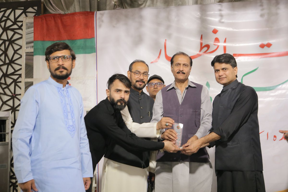 APMSOOfficial's tweet photo. سیکٹر بی "اے پی ایم ایس او" کیجانب سے دعوت افطار کا اہتمام کیا گیا

دعوتِ افطار میں مختلف کالجز کے پرنسپل اور پروفیسرز نے شرکت کی جس میں پرنسپل جوہر ڈگری کالج نعیم خالد، پرنسپل پرئیمیر کالج احسن خورشید، پرنسپل سیفی کالج منظہر عباس، پروفیسر اقبال خان سمیت دیگر اساتذہ نےبھی شرکت کی https://t.co/53URCUSZ21