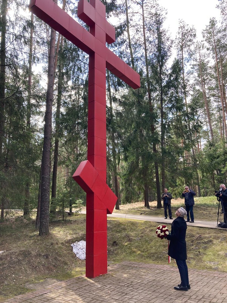 Ambasador Krzysztof Krajewski wraz z rodziną oraz  delegacją Pracowników Ambasady RP w Moskwie, Konsulem RP w Smoleńsku, funkcjonariuszami Służby Ochrony Państwa oraz duchowieństwem i Polonią okręgów moskiewskiego i smoleńskiego uczcił pamięć ofiar Zbrodni Katyńskiej.