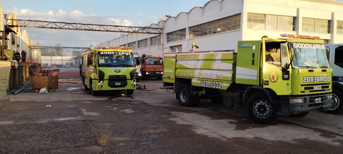 ArielFe07209357's tweet photo. Personal de #BVGC y @MuniGodoyCruz (apoyo hídrico) trabajando en la extinción de incendio en galpón de acopio de nueces en Guaymallén. El mismo se encuentran circunscripto.
#BVGC
#ProteccionCivilGC https://t.co/Evez8JcG47