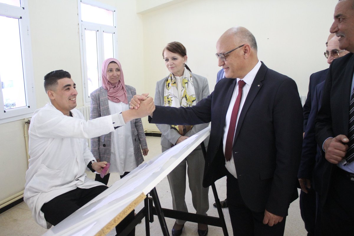 استهل السيد وزير التكوين والتعليم المهنيين  زيارته التفقدية إلى مؤسسات التكوين عبر ولاية سكيكدة بالمعهد الوطني المتخصص في التكوين المهني عزابة حيث استمع  السيد الوزير إلى عرض قدمه السيد المدير الولائي  كما  زار معرض مشاريع  وإبتكارات خريجي القطاع.