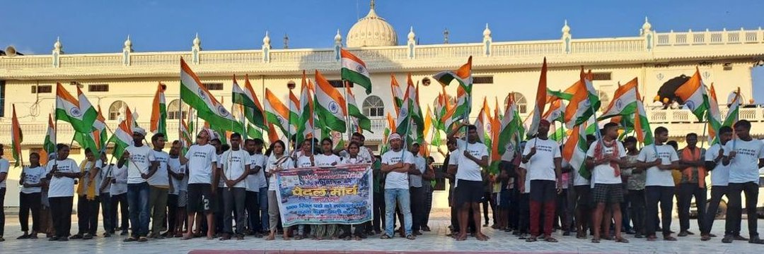 सरकार SSCGD में 1.3L नई भर्तियां निकालने जा रही है लेकिन सवाल यह है कि #SSCGD2018 ओल् टेस्ट क्वालीफाई युवा आज भी अपनी जोइनिंग लेटर का इंतजार कर रहे हैं। हमने क्या बिगाड़ा है प्रधानमंत्री जी आपका हम भी तो आप ही के बच्चे हैं? हम कोई अलग देश से थोड़ी आए हैं हमारे साथ भेदभाव क्यों?