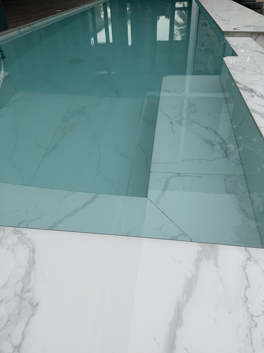 นึกถึงตอนเซลล์ขายกระเบื้องบอกเราว่า ถ้าไม่ใช้กระเบื้องสำหรับปูสระโดยเฉพาะน้ำจะไม่เป็นสีฟ้า แล้วพูดข่มประมาณว่าไม่มีใครใช้กระเบื้องลายนี้ทำสระว่ายน้ำกันหรอก มันไม่สวย ต้องเลือกตรมนาง อยากจับหัวมันมาจุ่มในสระแล้วถามว่าไม่ฟ้าตรงไหน ไม่สวยยังไง