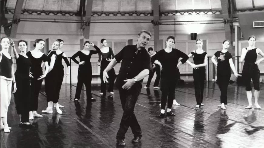CharlEdwardLL's tweet photo. Monsieur Pierre Lacotte vient de rejoindre les sylphides. Il avait 91 ans. #PierreLacotte 1932-2023. @BalletOParis #RIP https://t.co/fmRfOqNRRJ