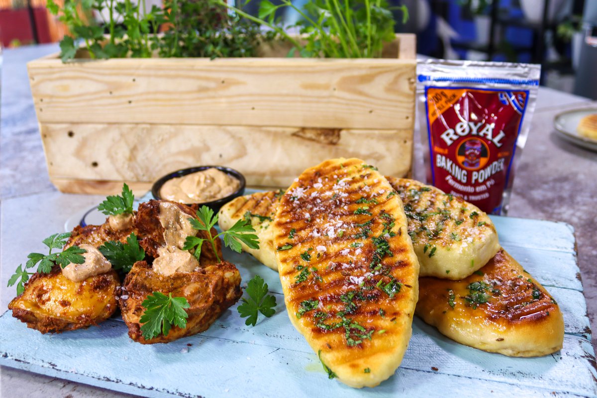 AfternoonChat's tweet photo. Curry Roasted Chicken Thighs with quick Naan Bread 🍗🤤  
Does this #RoyalBakingPowderSA recipe have you salivating? Recipe: https://t.co/ZgMem4kkp6 #AfternoonExpress #BakeMoreMemories https://t.co/p5A6c2KsDo