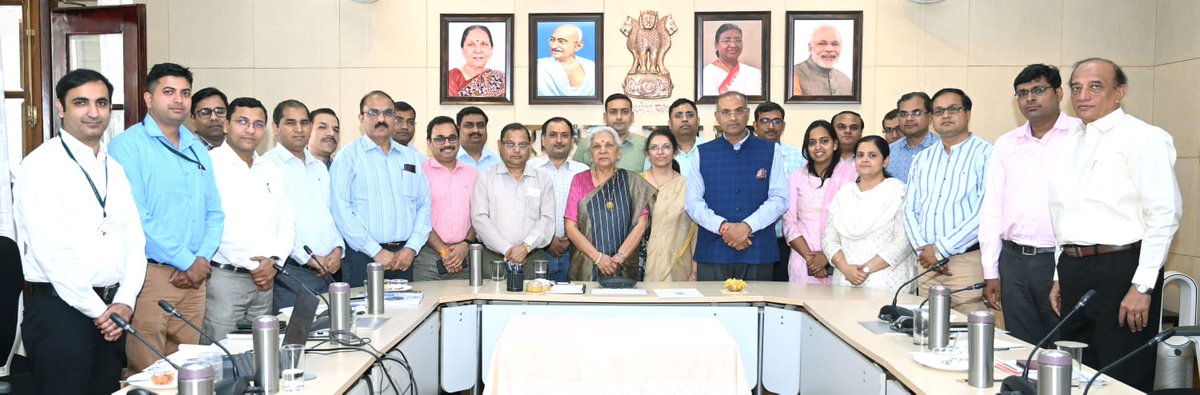 राज्यपाल श्रीमती आनंदीबेन पटेल ने आज राजभवन में छत्रपति शाहू जी महाराज विश्वविद्यालय, कानपुर की नैक ग्रेडिंग के लिए तैयार सेल्फ स्टडी रिपोर्ट की समीक्षा की। विश्वविद्यालय पूर्व में दो बार नैक से ग्रेडिंग प्राप्त कर चुका है और अब तीसरी बार ग्रेडिंग के लिए SSR दाखिल करने जा रहा है
