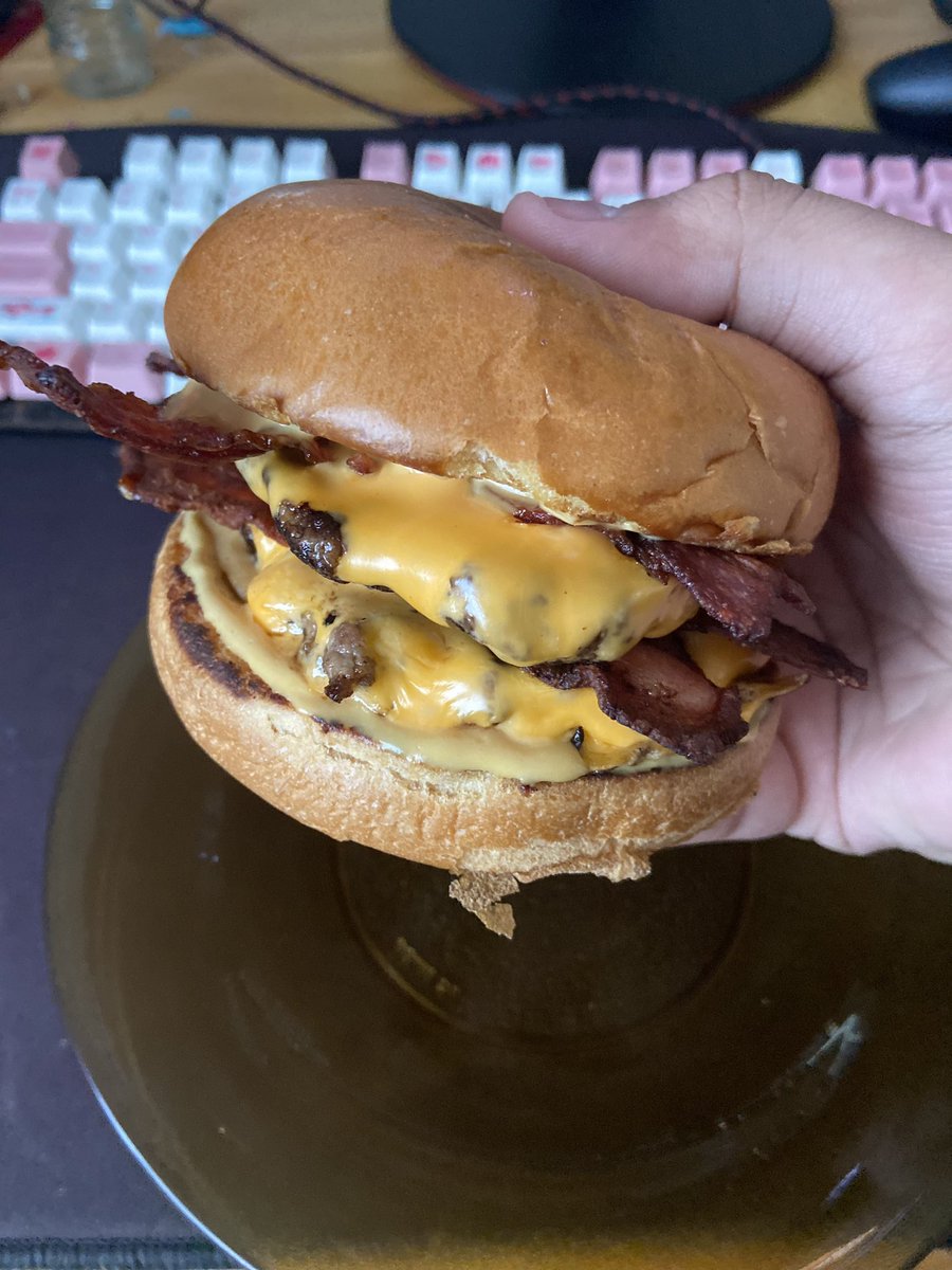 chefdangalhardo's tweet photo. Agora.

Amassaria um Double x Bacon ? https://t.co/JzUO7eNfVu