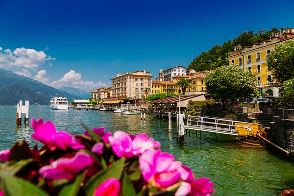 blogciaotutti's tweet photo. Op het mooiste punt van het #Comomeer, precies waar het meer zich splitst en als het ware twee benen krijgt, ligt #Bellagio. Het dorpje wordt door de Italianen ook wel la perla del Lago di Como genoemd, de parel van het Comomeer > https://t.co/ALjpKE3GoA https://t.co/qEBJAo9NBI