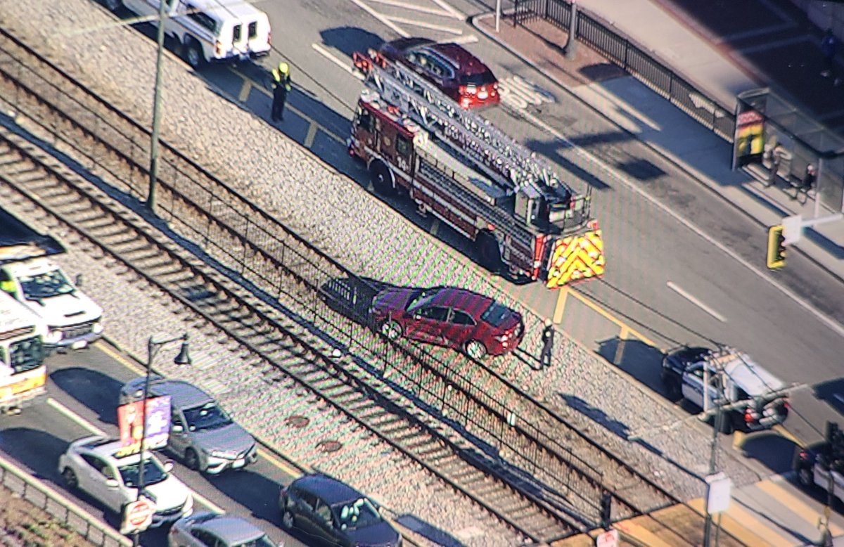 KristenEckRadio's tweet photo. Crash outbound on Comm Ave next to Agannis Arena at Boston University. Car is blocking the outbound #MBTA Greenline track on the B-Branch. Delays of up to 15-minutes on the Greenline. Left lane blocked on Comm Ave. #BostonTraffic #BostonNews #BostonTransit https://t.co/TKJEueAm5l
