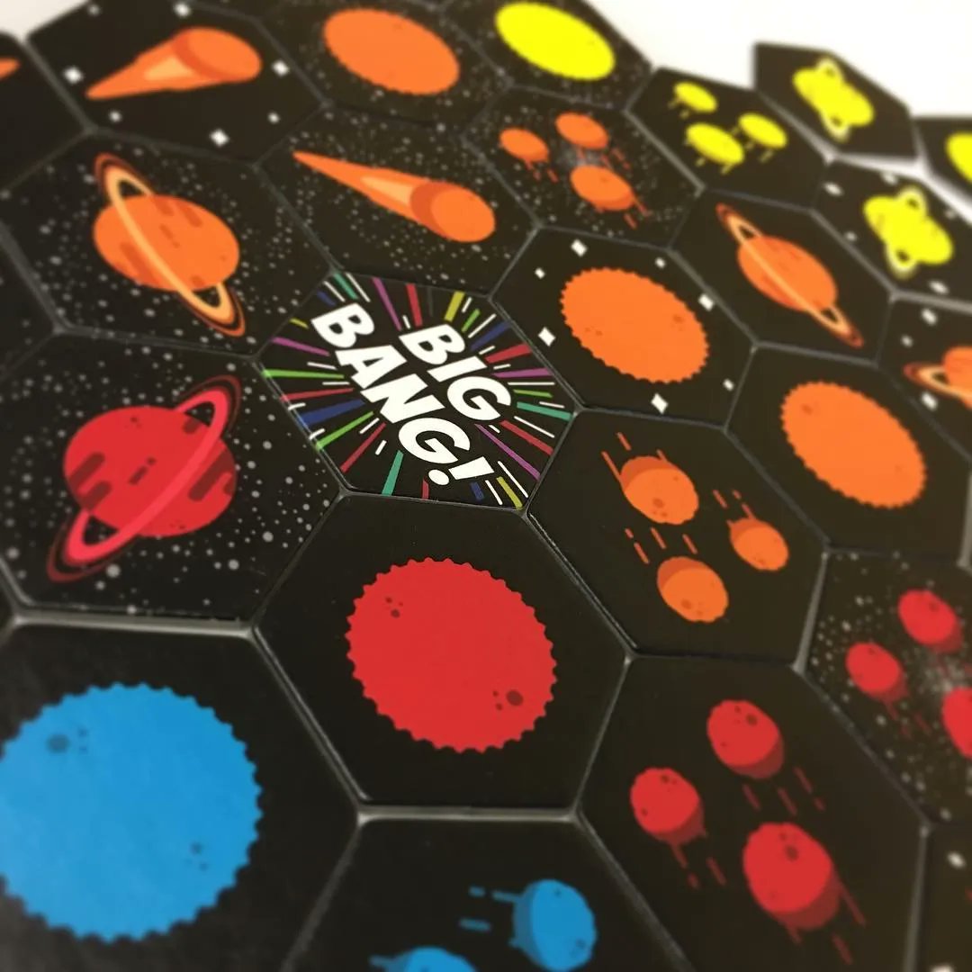 Con Big Bang 13.7 crea alineaciones de astros y puntúa tus objetivos ocultos.
Autores:
Eloi Pujadas
Joaquim Vilalta
Edad: +8 / +12 años
Jugadores: de 1 a 4
Duración: 30-45 minutos