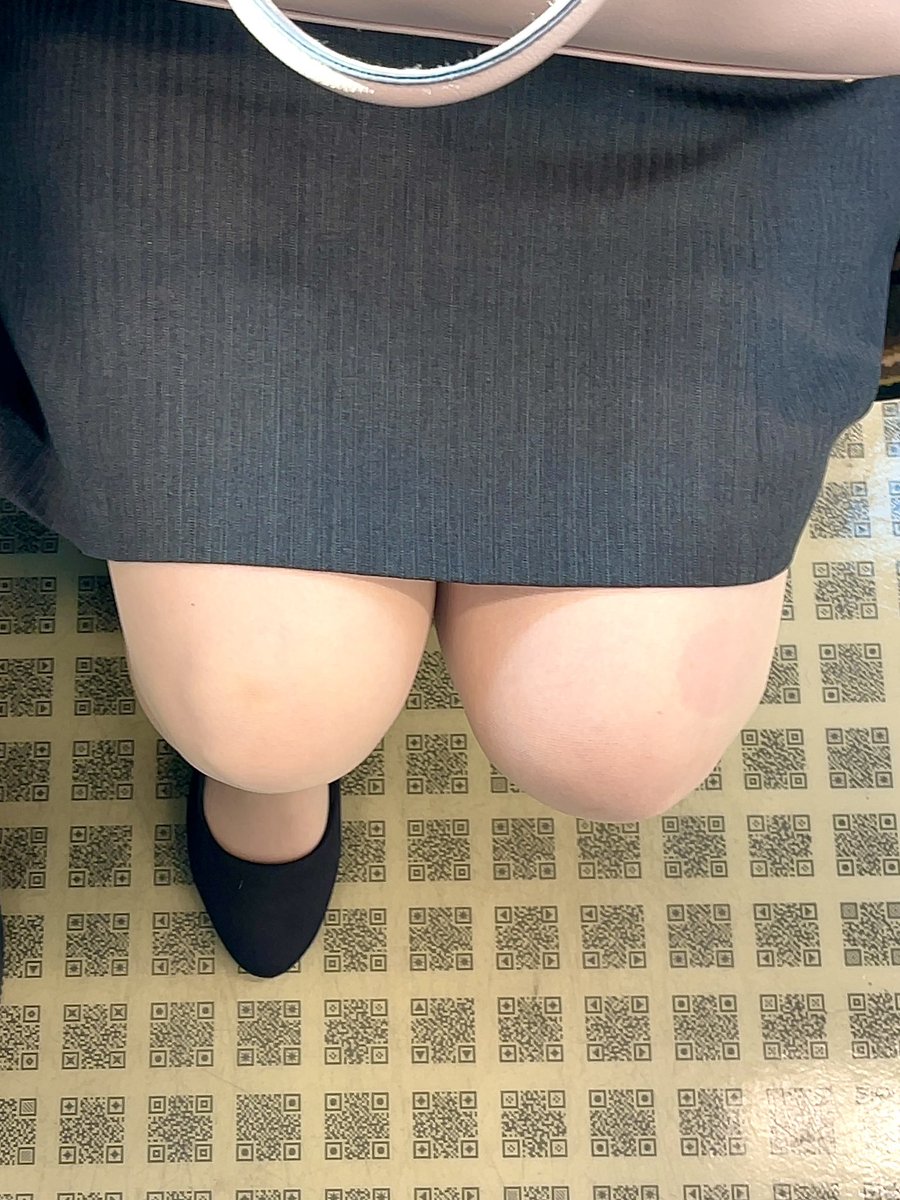 love_panst28's tweet photo. 【本日のパンスト】
以前にも公開した30代OLお姉さんに遭遇♡
相変わらず素敵な美��ですが、脚を組んだ跡が膝小僧に赤く付いてるのがエロいです❤️
そう思うのは僕だけでしょうか？笑

#パンスト #ストッキングフェチ #pantyhoselove #pantyandstocking https://t.co/NstGXPExwC