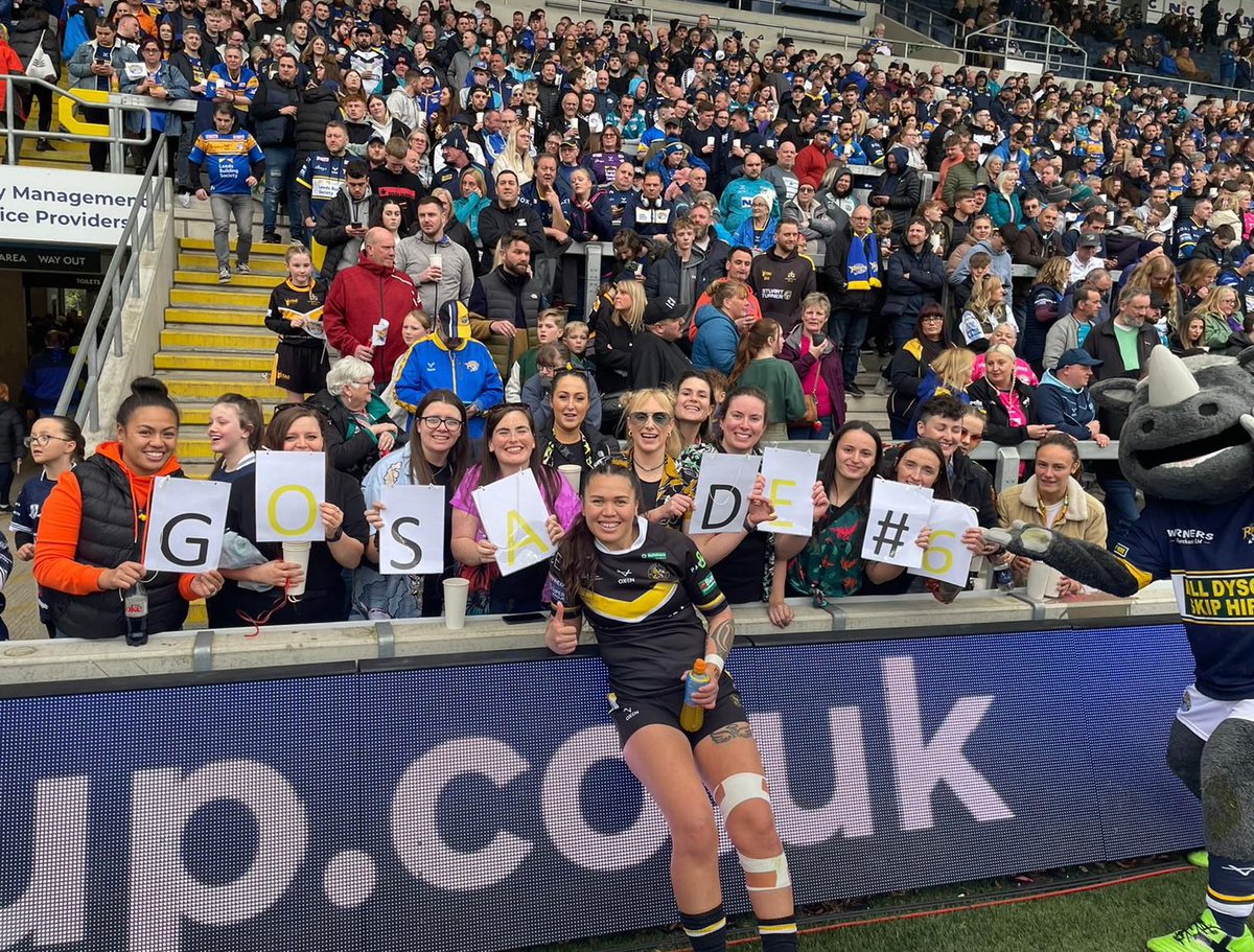Yesterday the <a href="/SalfordDevils/">Salford Red Devils 👹</a> women arrived at Headingley, told me I was a member of the team (loosely) and handed me a chick!

This chick is the most precious gift and I’ve been challenged to keep hold of it for the season…. 

Challenge accepted <a href="/LFelli84/">Louise Fellingham</a> 🫡😈

#SalfordChick 🐓