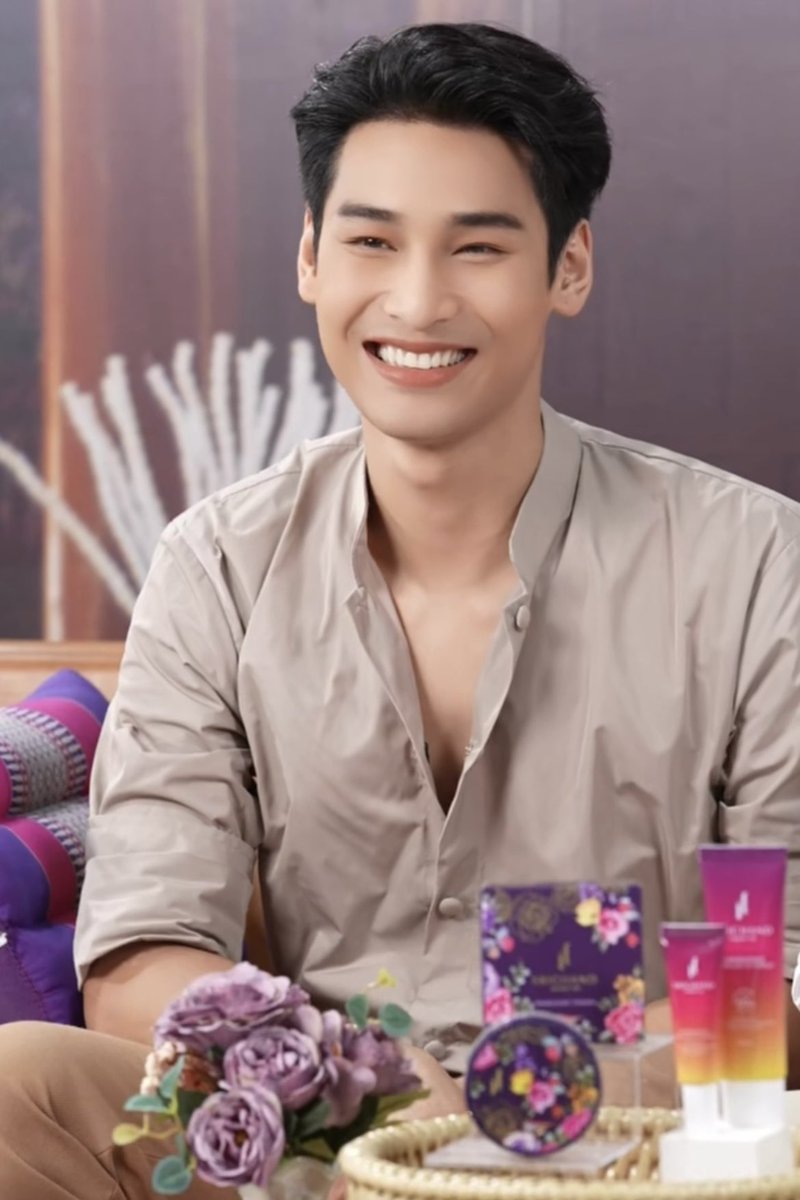 Po going from daddy to baby in secs during the whole live is giving me whiplash😵‍💫

#LegendofSRICHANDxMileApo 
<a href="/milephakphum/">mile phakphum</a> <a href="/Nnattawin1/">Nnattawin</a>