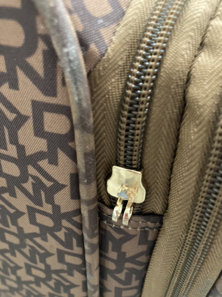 genpurpleriddi's tweet photo. @airindiain Please compare this with when my bag was scanned at the london airport with locks. The lock has been broken and this is unprofessional and unacceptable. https://t.co/Rhkif137xa