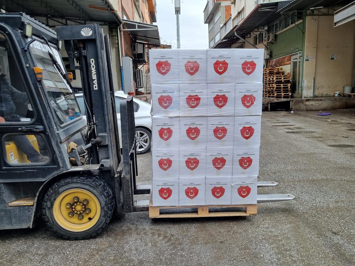 Deprem bölgesine ulaştırılmak üzere Üyelerimizin katkıları ile hazırlanan yardım kolileri,
Genel Başkan Yardımcılarımız Sn. Murat AYAN, Sn. Musa KUZU, Yönetim Kurulu Üyemiz Sn. Şevket YILDIZ ve Kayseri Şube Başkanımız Sn. Abdullah ÇELEBİ’nin koordinesinde yola çıktılar. TEMAD