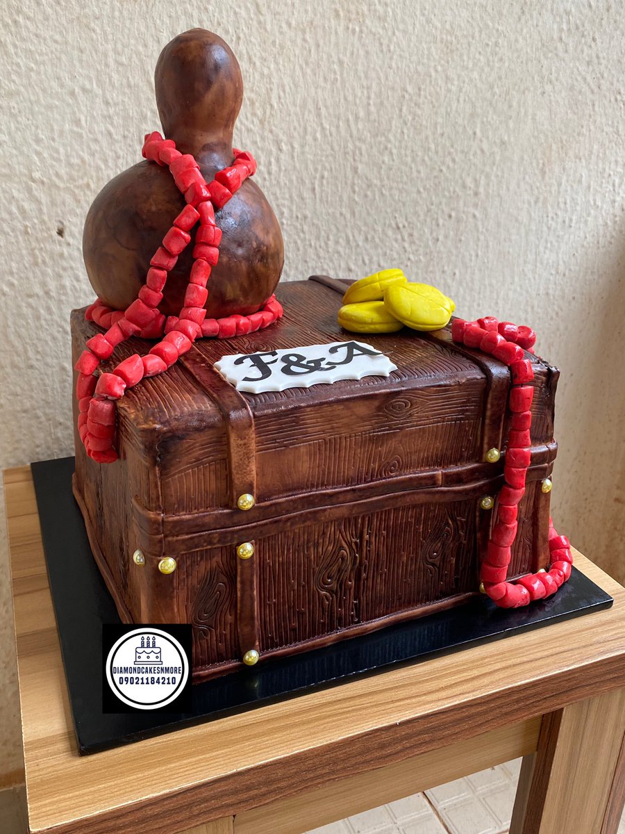 Traditional wedding cake sitting pretty
We love weddings because love is beautiful 😍😍😍😍😍

#benin #benincity #beninwedding #beninbaker #beninbabes #beninbusiness #beninbakers #bakersshowcase #bakersofinstagram #bakersinnigeria #bakersinbenin