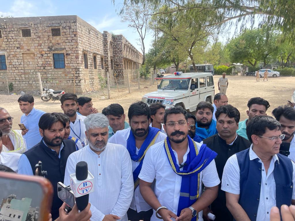 ProfRLMeena's tweet photo. गंगापुर सिटी में आयोजित सामाजिक न्याय सम्मेलन के सफल आयोजन के बाद प्रेस कांफ्रेंस को संबोधित करते हुए @BhimArmyChief माननीय राष्ट्रीय अध्यक्ष एडवोकेट चंद्रशेखर आज़ाद जी! https://t.co/SKGszrr8pI