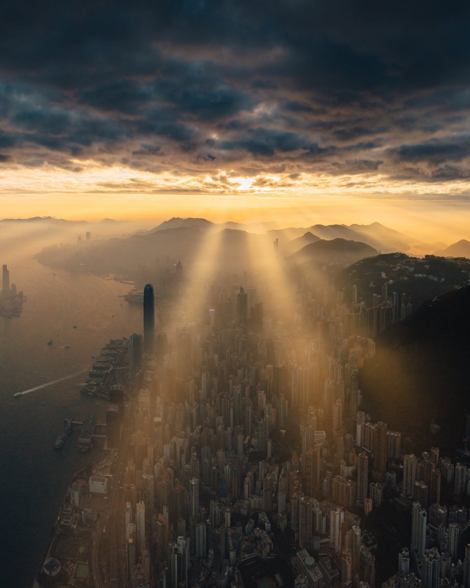 DJIGlobal's tweet image. Golden hour 🌇

📸: Jsrpixel, #SkyPixel