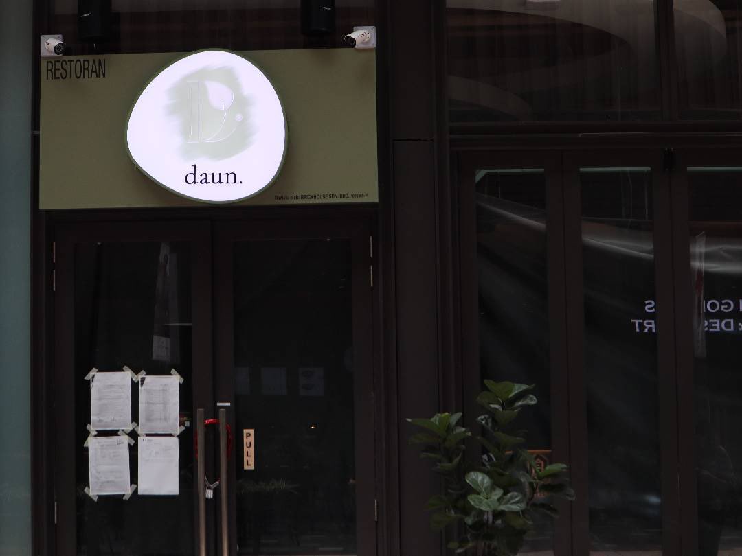 The sign is up! Only a few more days remain until the #opening of our new Daun outlet at LaLaport, BBCC. We can't wait to reveal the whole look to you this Thursday. Open from 10am - 8pm!

#daunkl #brickhousegroup #lalaport #cafeopening #launch #openingsoon