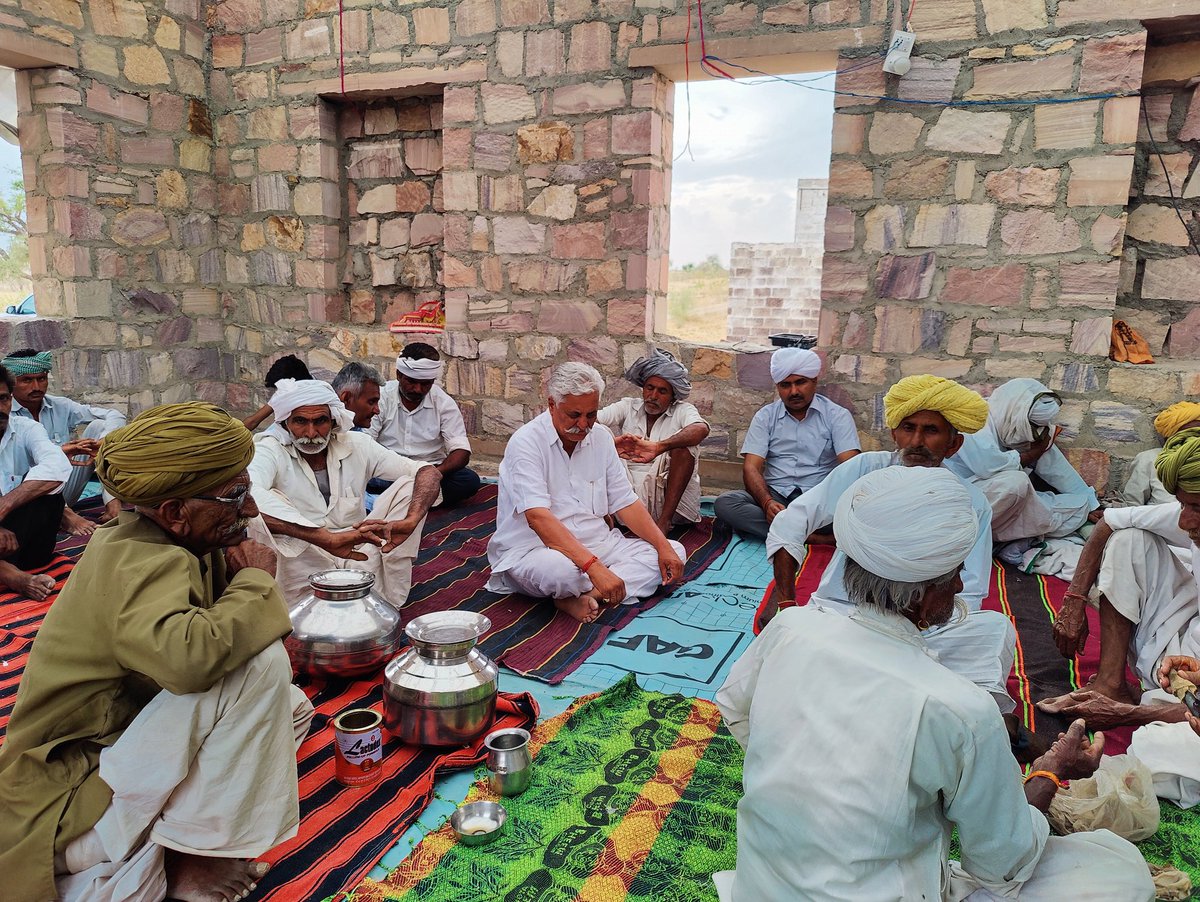 BaytuBalaram's tweet photo. बायतु विधानसभा क्षेत्र के गाँव कानोड़ में श्री हमीरसिंह जी राजपूत के सुपुत्र स्व.श्री शैलेन्द्रसिंह जी के स्वर्गवास होने पर निवास स्थान पर आयोजित शोकसभा में शामिल होकर अपनी संवेदनाएं प्रकट की।
#Kanod #Baytu #बायतु https://t.co/a9rnlBK7tm
