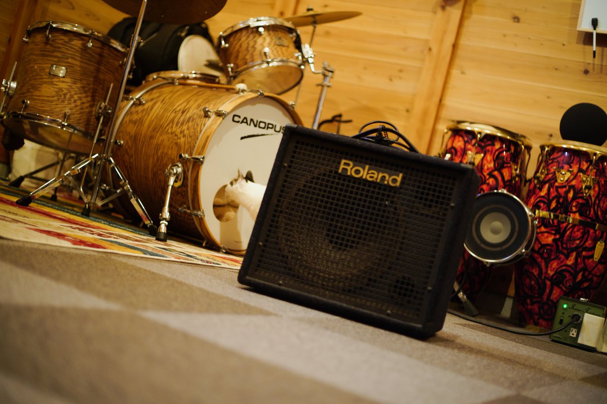 Itose_mete331's tweet photo. いといとのお気に入りの場所。
ドラムセットのバスドラの中。

何回呼んでみても出てきてくれません。

よほど居心地が良いみたいです。

(もちろん練習やセッション、ライブの時は別のお部屋にいます)

#写真 #猫 #ねこ #猫のいる暮らし #音楽 #スタジオ #音楽スタジオ #ドラム https://t.co/3dqNxe6Xkl