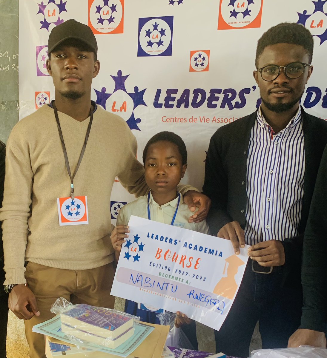 LeadersAcademia's tweet photo. Quand nous avons rencontré Nabintu, elle ne pouvait plus aller à l’école. Deux ans que Nabintu bénéficie de notre amour en scolarité, fourniture, mentorship, ect . Et nous sommes toujours déterminés a lui permettre de réaliser ces rêves. https://t.co/T7JuJ12UW3